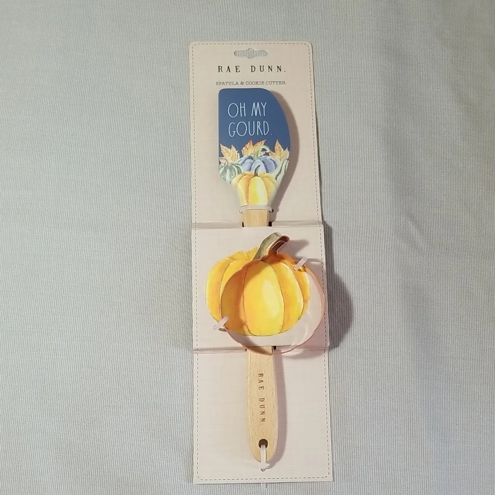 RAE DUNN SPATULA & COOKIE CUTTER 